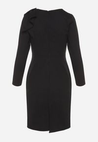 Born2be - Czarna Dopasowana Sukienka Koktajlowa Ozdobiona Kokardą i Rozcięciem na Linnaea. Okazja: na co dzień. Typ kołnierza: kokarda. Kolor: czarny. Wzór: aplikacja. Typ sukienki: dopasowane. Styl: wizytowy #2