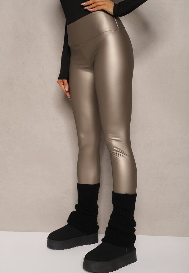 Renee - Srebrne Legginsy z Imitacji Skóry High Waist z Polarem Selabra. Okazja: na co dzień. Stan: podwyższony. Kolor: złoty. Materiał: skóra, polar. Styl: casual