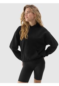 4f - Bluza dresowa nierozpinana z kapturem z bawełną organiczną damska - czarna. Okazja: na co dzień. Typ kołnierza: kaptur. Kolor: czarny. Materiał: bawełna, dresówka. Wzór: ze splotem, gładki. Styl: casual, sportowy #1