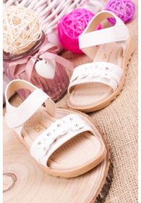 Casu - Białe sandały na rzep z ozdobami casu hy-13. Zapięcie: rzepy. Kolor: biały. Wzór: aplikacja #2