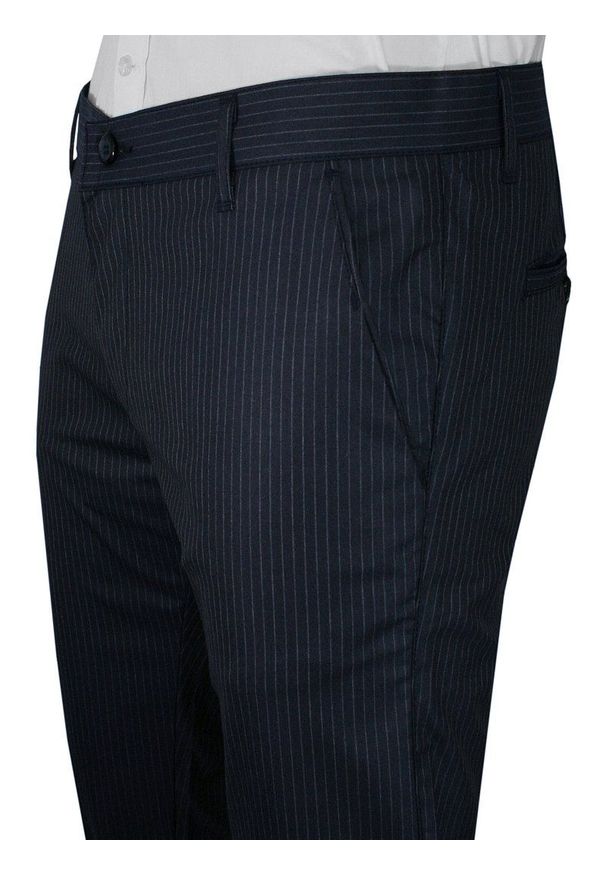 Tomy Walker - Granatowe Casualowe Spodnie Męskie, Slimowane -TOMY WALKER- Zwężane, Chinosy, Tłoczony Wzór, w Paski. Okazja: na co dzień. Kolor: niebieski. Materiał: wiskoza, elastan, poliester. Wzór: paski. Styl: casual