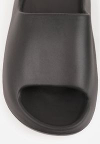 Born2be - Czarne Piankowe Klapki z Szerokim Paskiem Jaspera. Okazja: do domu, na plażę. Kolor: czarny. Materiał: dresówka. Styl: klasyczny #8