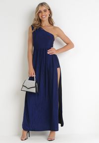 Born2be - Granatowa Asymetryczna Sukienka Maxi z Rozkloszowanym Dołem i Wycięciem z Brokatem Acaisa. Kolor: niebieski. Materiał: wiskoza, materiał. Typ sukienki: asymetryczne. Długość: maxi #1