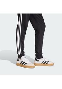 Adidas - adidas Spodnie dresowe 3-Stripes KE3562 Czarny Slim Fit. Kolor: czarny. Materiał: bawełna #3