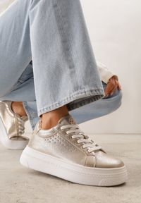 Renee - Złote Sneakersy VICES Ozdobione Gwiazdą i Błyszczącą Wstawką Oranatta. Okazja: na co dzień. Kolor: złoty. Materiał: jeans. Wzór: aplikacja #1