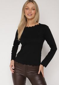 Born2be - Czarny Sweter z Wiskozą Ozdobiony Falbankami Mevita. Typ kołnierza: kołnierz z falbankami. Kolor: czarny. Materiał: wiskoza. Wzór: aplikacja. Styl: klasyczny, elegancki