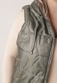 Born2be - Zielona Kamizelka z Nieodpinanym Kapturem i Geometrycznym Pikowaniem Kalousa. Okazja: na co dzień. Kolor: zielony. Materiał: jeans, dresówka. Długość rękawa: długi rękaw. Wzór: geometria. Styl: casual, klasyczny #6