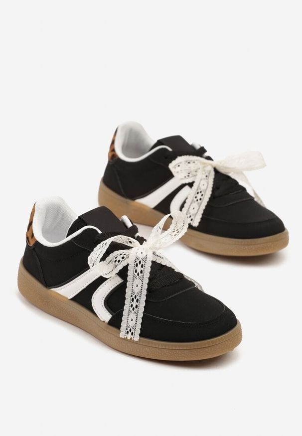 Born2be - Czarne Sneakersy w Stylu Klasycznych Tenisówek z Odpinaną Kokardką Korimarela. Okazja: na imprezę, na co dzień. Kolor: czarny. Materiał: jeans, dzianina