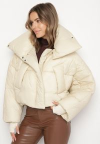 Born2be - Beżowa Pikowana Kurtka o Nietoperzowym Kroju z Szerokim Kołnierzem Neandria. Okazja: do pracy, na co dzień. Kolor: beżowy. Materiał: jeans. Długość: krótkie. Styl: casual, elegancki #5