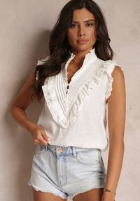 Renee - Biała Bawełniana Bluzka ze Stójką i Falbankami z Lnem Evelida. Typ kołnierza: kołnierzyk stójkowy, kołnierz z falbankami. Kolor: biały. Materiał: bawełna, len. Wzór: koronka. Styl: elegancki #4