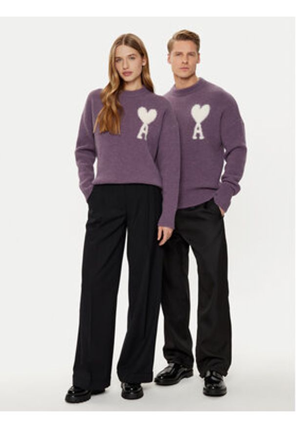 AMI PARIS - AMI Paris Sweter UKS025.KN0032 Fioletowy Relaxed Fit. Kolor: fioletowy. Materiał: syntetyk