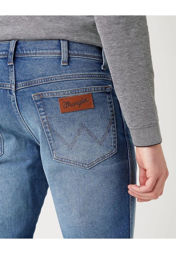 Wrangler - MĘSKIE SPODNIE JEANSOWE WRANGLER TEXAS SLIM BLUE CHILL W12SU898T 112141161