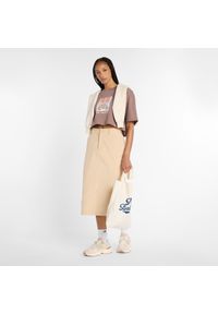 Koszulka damska New Balance WT53904EAS – brązowa. Kolor: brązowy. Materiał: bawełna. Wzór: kolorowy, napisy #5