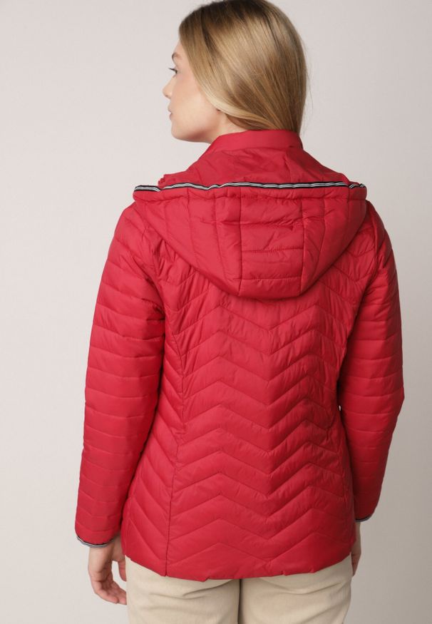 Born2be - Czerwona Pikowana Kurtka Przejściowa z Ozdobną Lamówką przy Kapturze Tidorna. Okazja: na spacer, na co dzień. Kolor: czerwony. Materiał: poliester, jeans. Styl: casual, elegancki