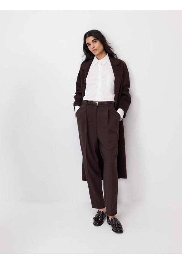 Reserved - Cygaretki z paskiem - ciemnobrązowy. Kolor: brązowy. Materiał: tkanina, wiskoza