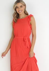 Born2be - Czerwona Plisowana Sukienka Maxi z Falbankami Avalie. Typ kołnierza: kołnierz z falbankami. Kolor: czerwony. Materiał: materiał. Wzór: aplikacja. Długość: maxi #5