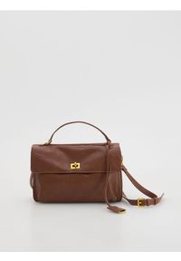Reserved - Torebka na ramię z zawieszką - brązowy. Kolor: brązowy. Materiał: skórzane. Styl: klasyczny. Rodzaj torebki: na ramię #1