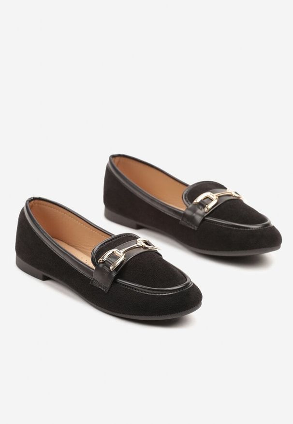 Born2be - Czarne Mokasyny z Imitacji Zamszu Zdobione Elegancką Klamerką Nusathia. Okazja: na spacer. Nosek buta: okrągły. Kolor: czarny. Materiał: zamsz. Wzór: aplikacja. Obcas: na obcasie. Styl: elegancki. Wysokość obcasa: niski