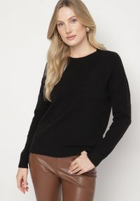 Born2be - Czarny Sweter Ozdobiony Motywem Serc Unisae. Okazja: na co dzień. Kolor: czarny. Materiał: jeans. Wzór: aplikacja. Styl: casual
