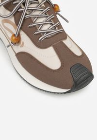 Renee - Brązowe Sneakersy Ozdobione Geometrycznym Motywem Phiaronei. Okazja: na co dzień. Kolor: brązowy. Materiał: jeans. Wzór: geometria, aplikacja #4