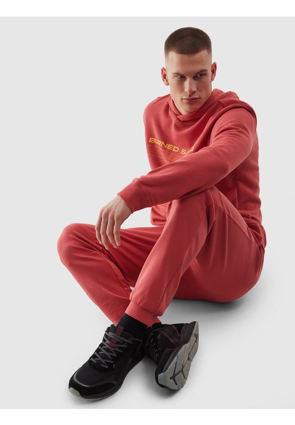 4f - 4F Bluza dresowa nierozpinana z kapturem męska - różowa S. Okazja: na co dzień. Typ kołnierza: kaptur. Kolor: różowy. Materiał: dresówka. Wzór: ze splotem, napisy, gładki. Styl: sportowy, casual