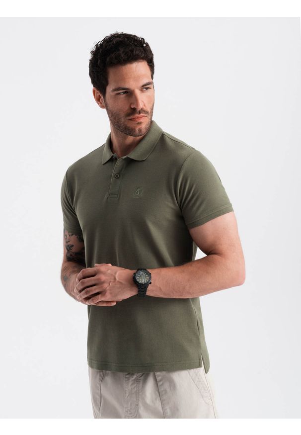 Ombre Clothing - Męska jednokolorowa koszulka polo BASIC z dzianiny pique - ciemnooliwkowa V6 - Rozmiar: M. Okazja: na co dzień. Typ kołnierza: polo. Kolor: oliwkowy. Materiał: dzianina. Wzór: haft, aplikacja, jednolity. Styl: sportowy, wizytowy, casual