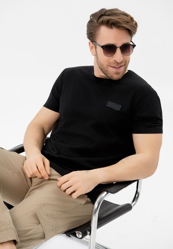 Volcano - Bawełniany t-shirt, Comfort Fit, T-INDU. Okazja: na co dzień. Kolor: czarny. Materiał: bawełna. Długość rękawa: krótki rękaw. Długość: krótkie. Wzór: gładki. Styl: casual, elegancki, klasyczny