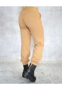 Deha - DEHA - Brązowe spodnie ze sztruksu. Stan: podwyższony. Kolor: brązowy. Materiał: sztruks. Wzór: gładki. Styl: sportowy
