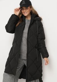 Born2be - Czarna Kurtka z Kapturem i Kieszeniami w Kraciaste Pikowane Przeszycia Ettaline. Okazja: na co dzień. Typ kołnierza: kaptur. Kolor: czarny. Materiał: jeans. Styl: klasyczny, sportowy, casual, elegancki #3