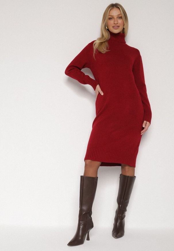 Born2be - Bordowa Dzianinowa Sukienka z Bawełną o Prostym Kroju z Golfem Tesala. Okazja: do pracy, na spotkanie biznesowe. Typ kołnierza: golf. Kolor: czerwony. Materiał: bawełna, dzianina. Wzór: jednolity. Typ sukienki: proste. Styl: biznesowy, klasyczny