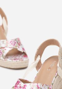 Renee - Biało-Różowe Sandały Barbamia. Nosek buta: otwarty. Zapięcie: pasek. Kolor: różowy. Materiał: materiał. Wzór: nadruk, paski, kwiaty. Sezon: lato. Obcas: na koturnie. Styl: boho #4