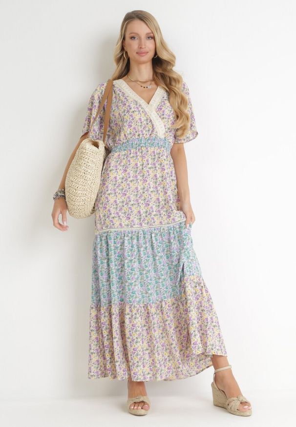 Born2be - Fioletowo-Niebieska Rozkloszowana Sukienka Maxi z Gumką w Talii i Koronkowym Dekoltem Gerbera. Kolor: fioletowy. Materiał: koronka. Długość rękawa: krótki rękaw. Sezon: wiosna, lato. Typ sukienki: kopertowe. Długość: maxi