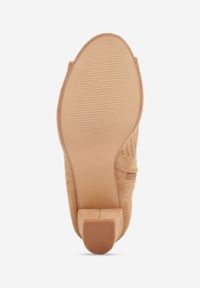 Renee - Ciemnobeżowe Sandały Vices na Obcasie z Ażurowymi Wycięciami i Otwartym Noskiem Tasiri. Okazja: na co dzień. Nosek buta: otwarty. Kolor: beżowy. Wzór: ażurowy. Materiał: satyna, len. Sezon: wiosna, lato. Obcas: na obcasie. Styl: casual, elegancki. Wysokość obcasa: średni #5