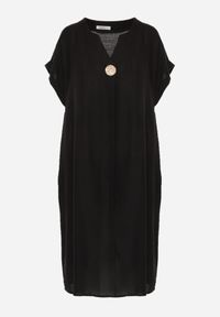 Born2be - Czarna Pudełkowa Sukienka z Lnem i Wiskozą Zdobiona Metalicznym Guzikiem Phisoth. Okazja: do pracy, na co dzień, na spotkanie biznesowe. Kolekcja: plus size. Kolor: czarny. Materiał: wiskoza, len. Wzór: aplikacja. Sezon: lato. Typ sukienki: proste, dla puszystych. Styl: elegancki, biznesowy, casual #7