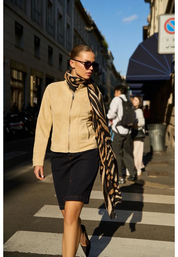 MOODO - Gładka kurtka beżowa. Kolor: beżowy. Materiał: poliester, elastan. Wzór: gładki