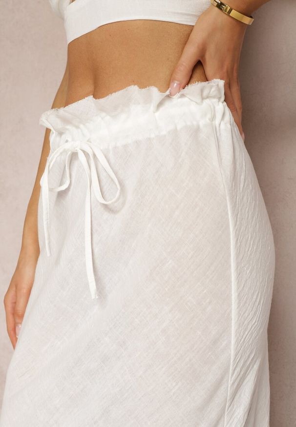 Renee - Biała Spódnica z Gumką w Talii Tiamantee. Okazja: na plażę, na co dzień. Kolor: biały. Materiał: tkanina. Sezon: lato. Styl: casual