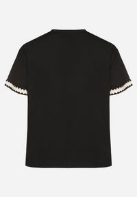 Born2be - Czarny Bawełniany T-shirt o Kroju Oversize ze Zdobieniem przy Rękawach Milatia. Okazja: na co dzień. Kolor: czarny. Materiał: bawełna. Wzór: aplikacja. Styl: elegancki, casual #4