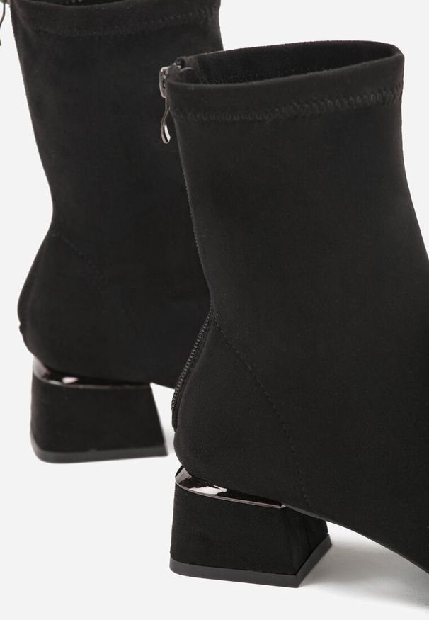 Born2be - Czarne Botki Vices z Imitacji Zamszu na Klockowym Obcasie z Aplikacją i Skarpetkową Cholewką Ravite. Okazja: do pracy, na co dzień, na spotkanie biznesowe. Kolor: czarny. Materiał: zamsz. Szerokość cholewki: normalna. Wzór: aplikacja. Obcas: na obcasie. Styl: elegancki, biznesowy, klasyczny, casual. Wysokość obcasa: średni