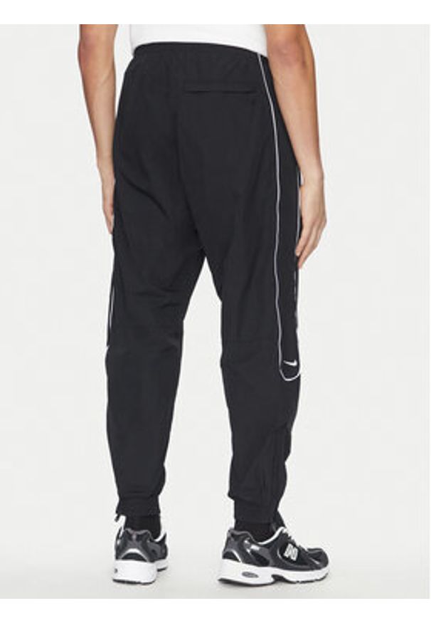 Nike Spodnie dresowe FB8620 Czarny Regular Fit. Kolor: czarny. Materiał: syntetyk