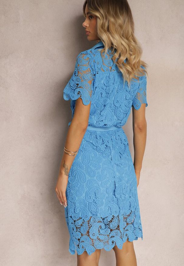 Renee - Niebieska Koronkowa Sukienka Koszulowa Midi z Paskiem Azariela. Kolor: niebieski. Materiał: koronka. Typ sukienki: koszulowe. Długość: midi