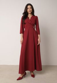 Born2be - Bordowa Kopertowa Sukienka Wieczorowa z Metaliczną Aplikacją w Talii Henalana. Okazja: na imprezę. Typ kołnierza: dekolt w serek. Kolor: czerwony. Wzór: aplikacja. Typ sukienki: kopertowe. Styl: wizytowy #7