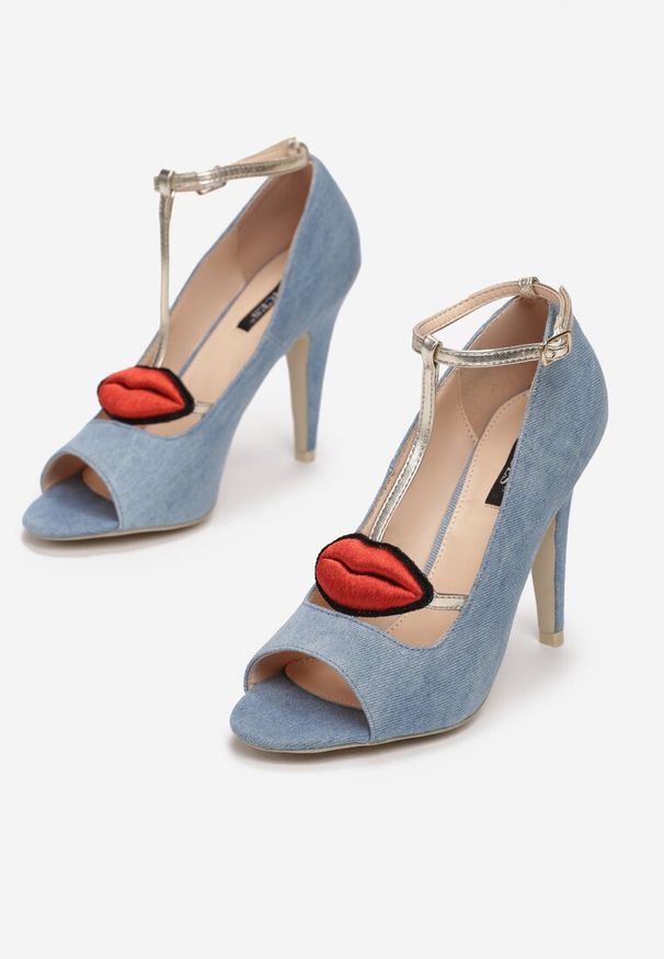 Born2be - Jasnoniebieskie Sandały Red Lips. Nosek buta: otwarty. Zapięcie: pasek. Kolor: niebieski. Materiał: denim, materiał. Wzór: aplikacja, gładki. Obcas: na obcasie. Wysokość obcasa: średni