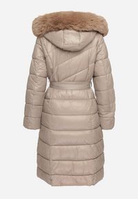 Born2be - Beżowa Pikowana Kurtka o Długim Kroju z Odpinanym Kapturem z Futerkiem i Paskiem oleti. Okazja: na spacer, na co dzień. Kolor: beżowy. Materiał: futro. Długość: długie. Sezon: zima. Styl: elegancki, casual, klasyczny #2