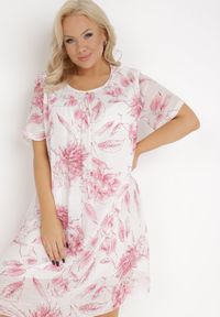 Born2be - Biało-Różowa Sukienka z Bawełny Sebaestus. Okazja: na co dzień. Kolekcja: plus size. Kolor: różowy. Materiał: bawełna. Wzór: kwiaty. Typ sukienki: dla puszystych, proste. Styl: wakacyjny, casual, klasyczny. Długość: midi #2