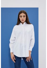 MOODO - Koszula oversize z kołnierzykiem biała. Kolor: biały. Materiał: bawełna, poliester, elastan