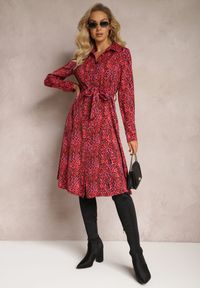 Renee - Czerwona Sukienka Koszulowa Wiązana w Pasie Shelah. Kolor: czerwony. Materiał: materiał. Długość rękawa: długi rękaw. Wzór: nadruk. Typ sukienki: koszulowe. Długość: midi #3