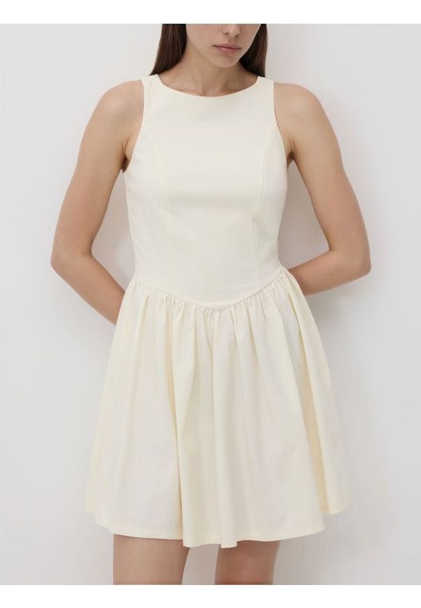 Reserved - Sukienka z kokardą - kremowy. Typ kołnierza: kokarda. Kolor: kremowy. Materiał: dzianina