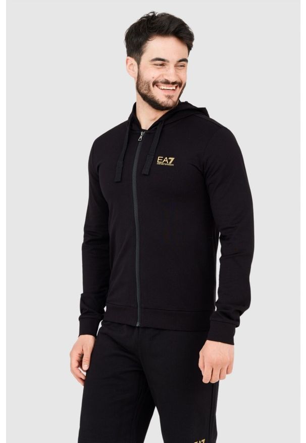 EA7 Emporio Armani - EA7 Czarna bluza z kapturem i złotym logo. Typ kołnierza: kaptur. Kolor: czarny