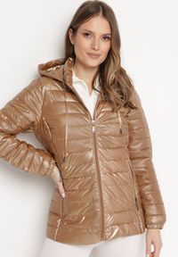 Born2be - Ciemnobeżowa Pikowana Kurtka Metaliczna z Kapturem Slaissa. Okazja: na co dzień. Typ kołnierza: kaptur. Kolor: beżowy. Wzór: aplikacja. Styl: casual #3