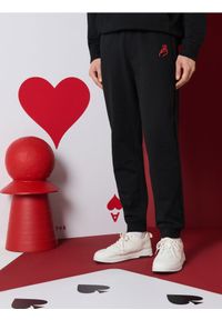 Sinsay - Dresowe spodnie na walentynki - czarny. Kolor: czarny. Materiał: dresówka #1